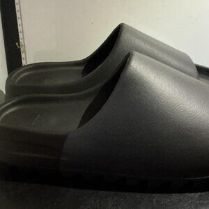 Yeezy slides size 10
